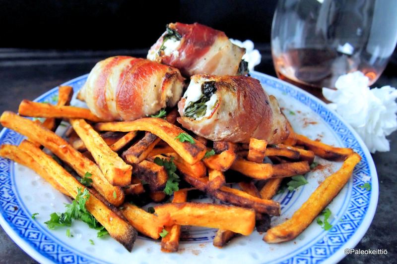 Pinaatti-vuohenjuustotäytteiset kana-pekonirullat rapeilla bataattiranskalaisilla | paleokeittio.fi