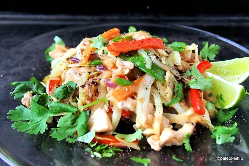 Nopea kanawokki ja helppo wok -kastike | paleokeittio.fi