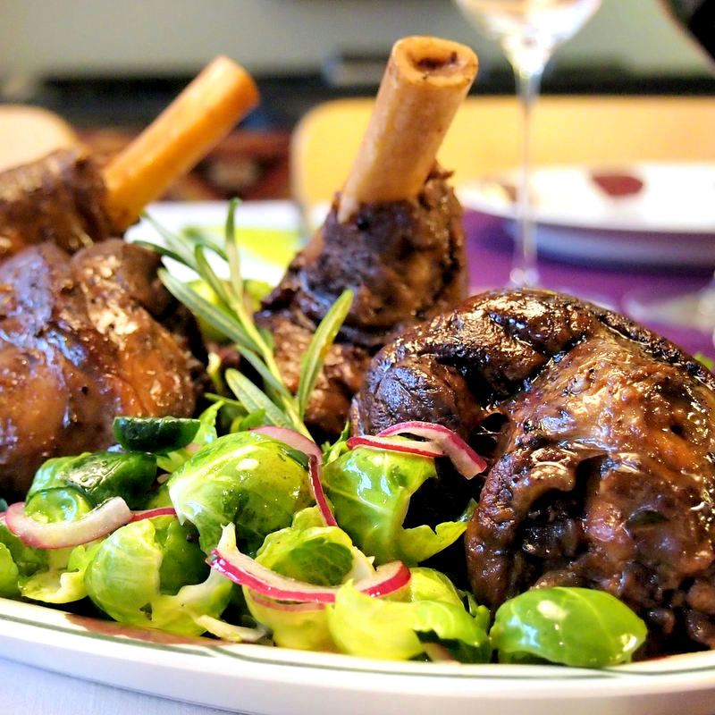 Lauhkeaa lammasta kera keväisten&nbsp;lisukkeiden