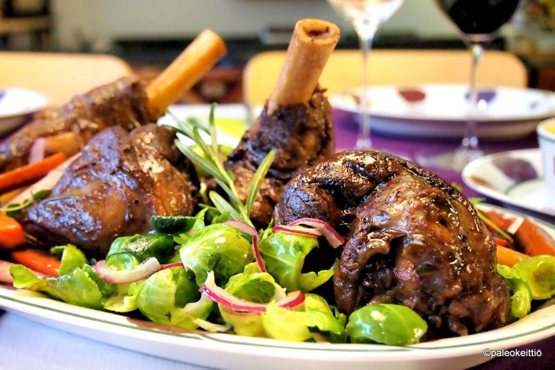 Haudutettu karitsanpotka kasvislisukkein | paleokeittio.fi