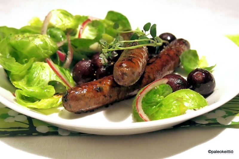 Italialaista tuoremakkaraa ja viinirypäleitä | paleokeittio.fi