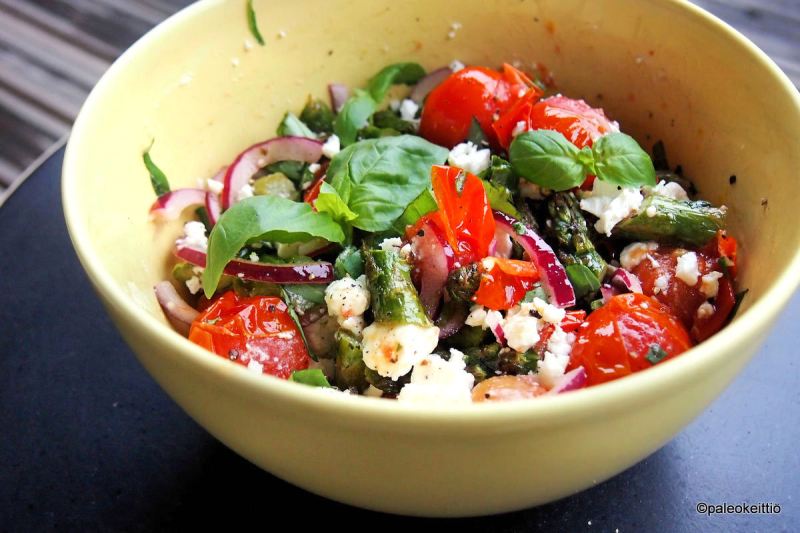 Lämmin parsa-tomaattisalaatti kreikkalaisittain | paleokeittio.fi