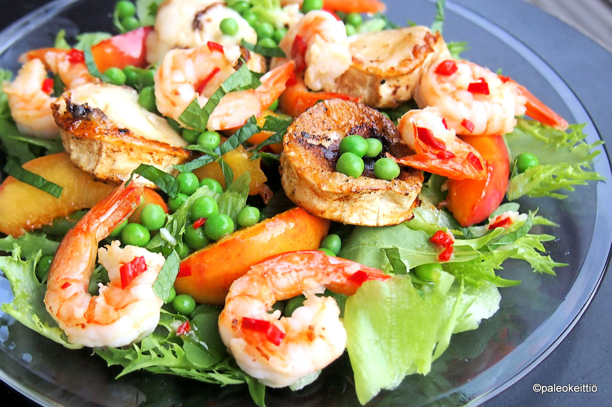 Persikalla piristetty katkarapu-vuohenjuustosalaatti