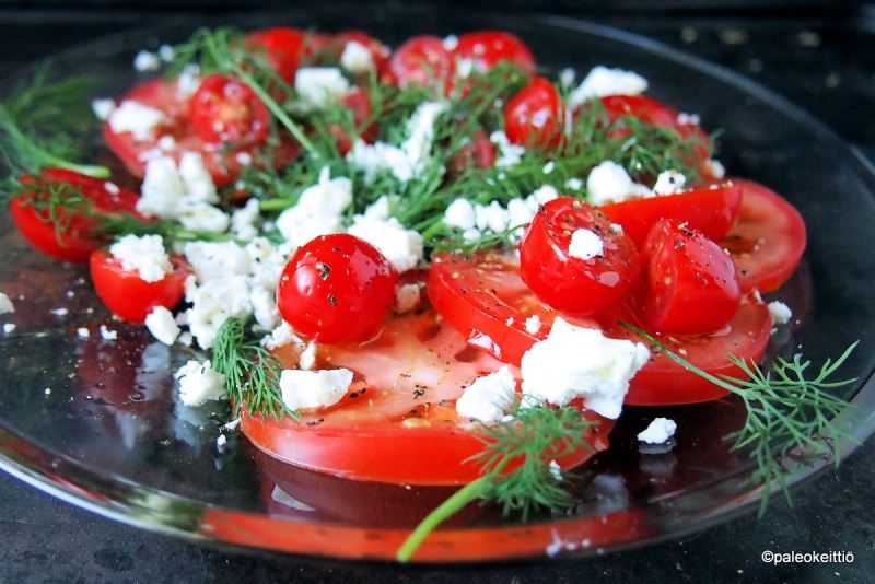 Tomaatti-tillisalaatti @paleokeittio.fi