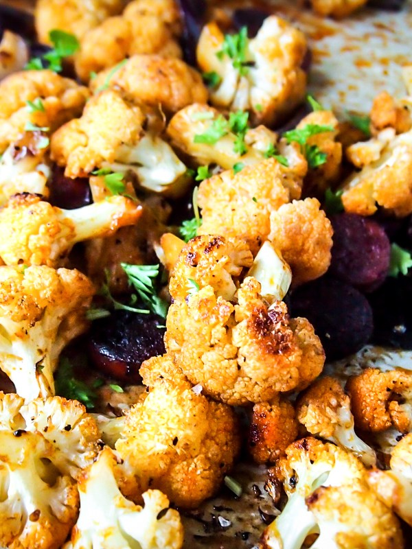 Uunipaahdettua kukkakaalia chorizolla – Helppo ja mausteinen&nbsp;arkiruoka!