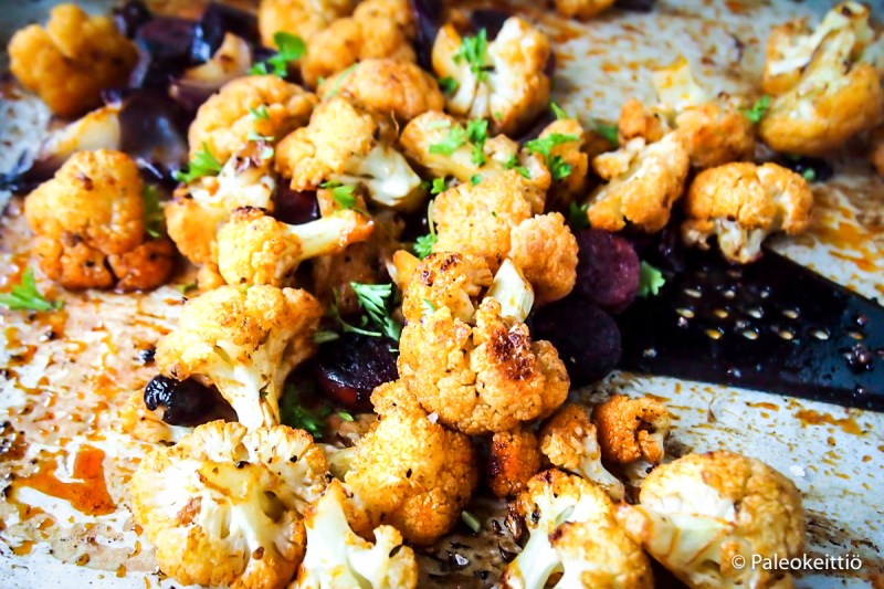 Uunipaahdettua kukkakaalia chorizolla | paleokeittio.fi