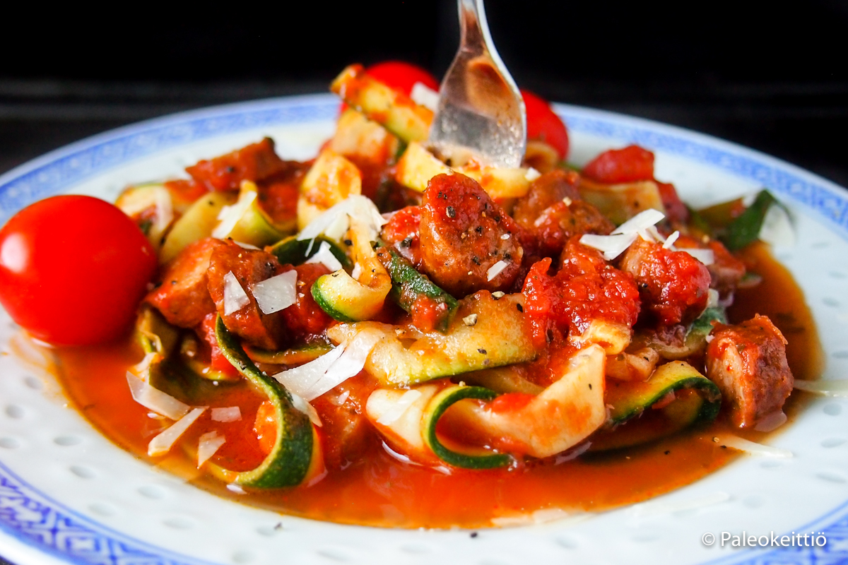 Kesäkurpitsapasta arrabbiata – Nopea ja helppo arkiruoka!