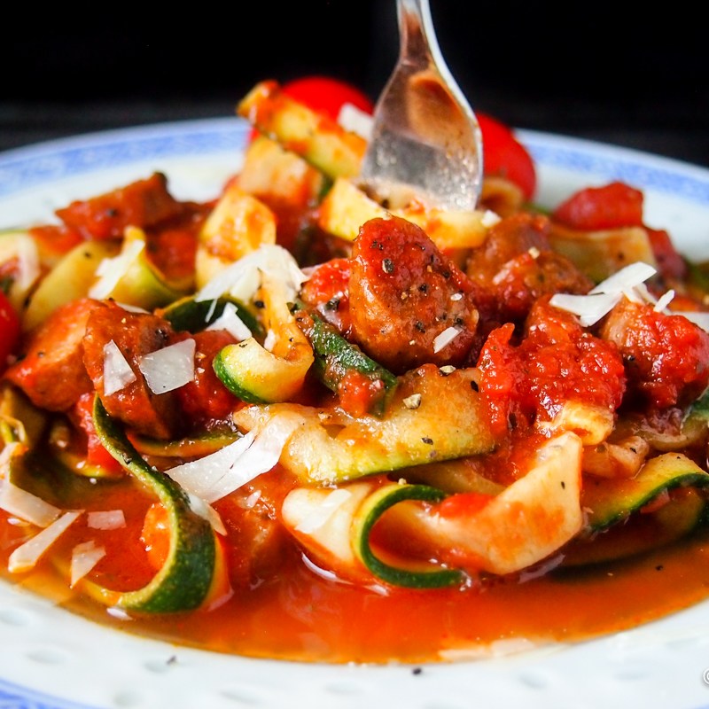 Kesäkurpitsapasta arrabbiata – Nopea ja helppo&nbsp;arkiruoka!