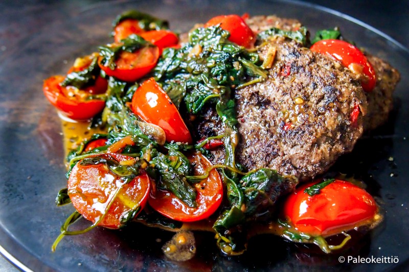 Valkosipulinen pinaatti-tomaattilisuke | paleokeittio.fi