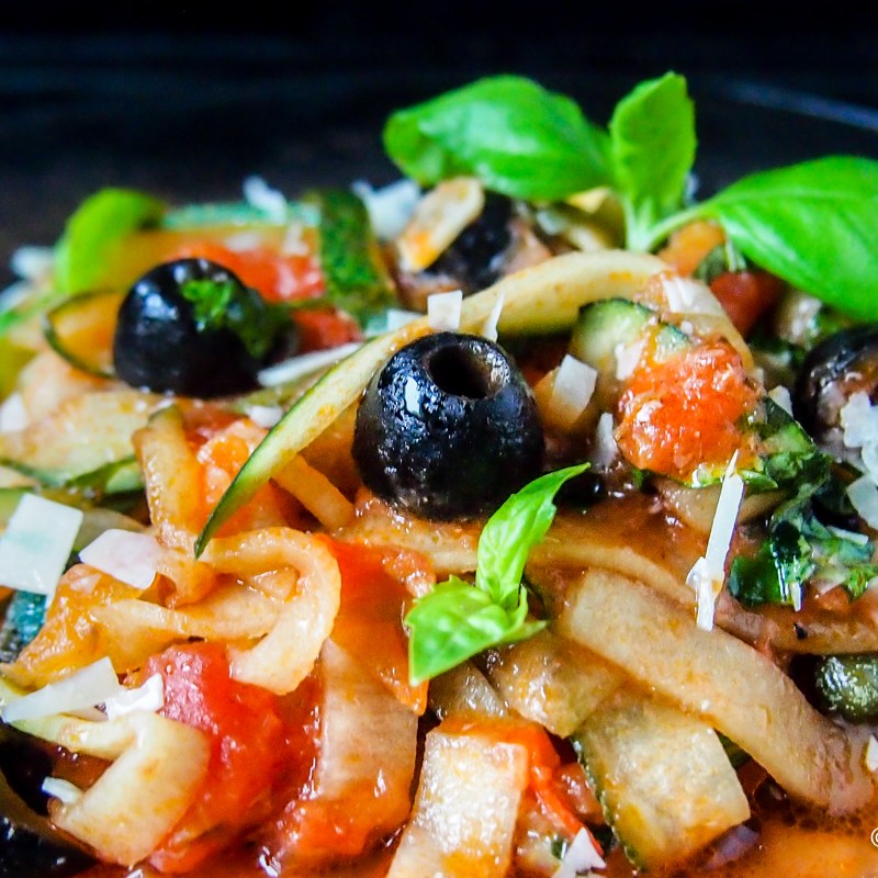 Zucchini Puttanesca – Kesäkurpitsaa ilotyttöjen&nbsp;tapaan