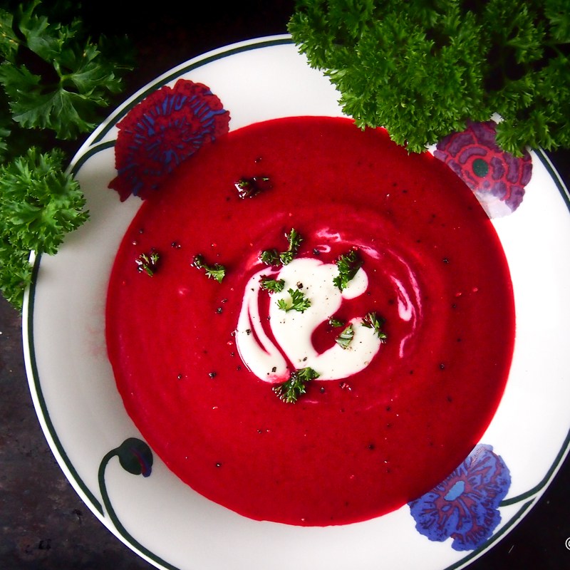 Lempeän mausteinen punajuurikeitto – Värikäs syyssoppa&nbsp;juustokuminalla