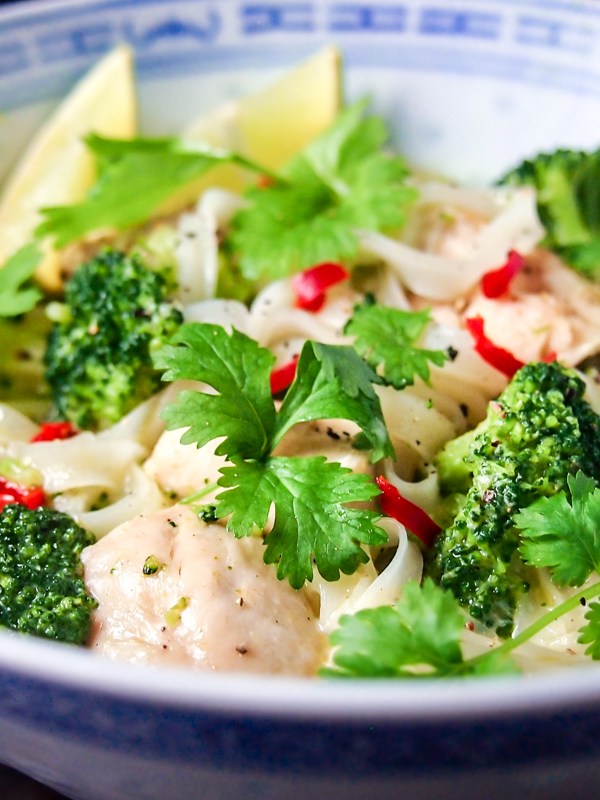 Thaimaalainen kookos-kanakeitto – Lämmin talviruoka vihreällä&nbsp;currylla