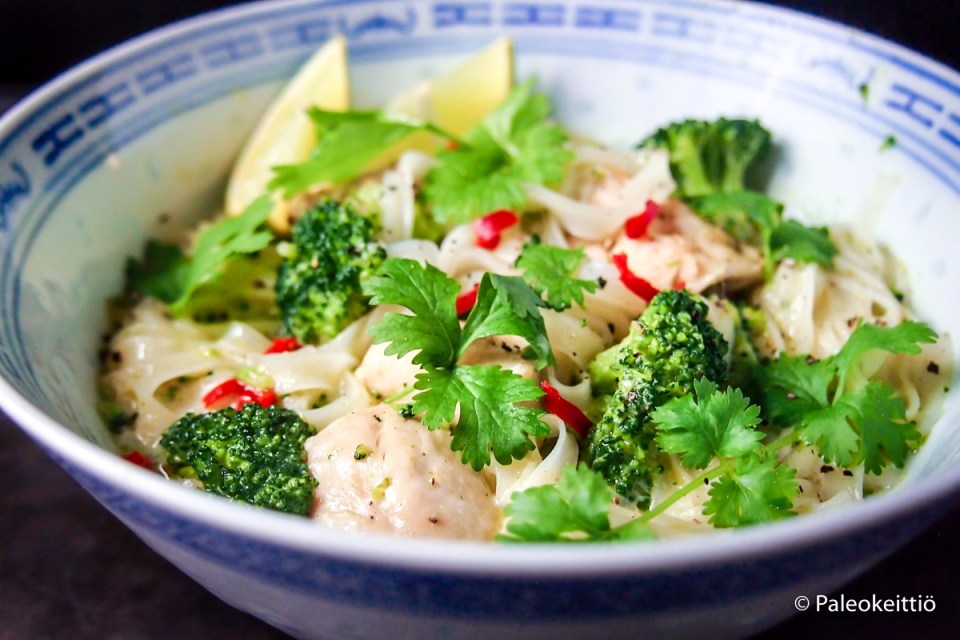 Thaimaalainen kookos-kanakeitto | paleokeittio.fi