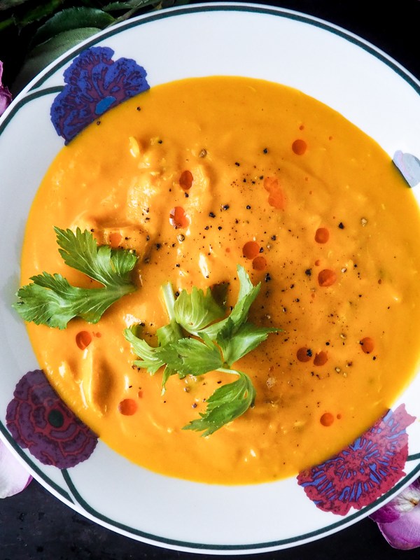 Keltainen kasvissosekeitto kanalla – Puhdistava ja ravitseva&nbsp;detox-keitto