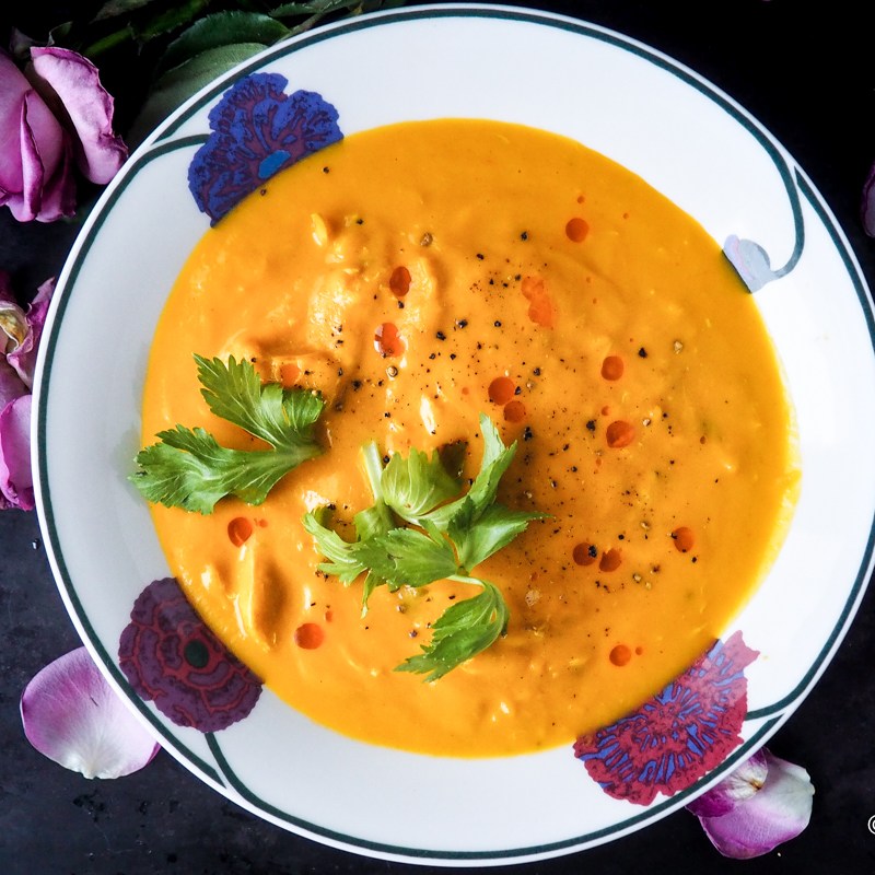 Keltainen kasvissosekeitto kanalla – Puhdistava ja ravitseva&nbsp;detox-keitto