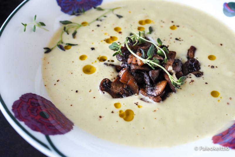 Paahteinen maa-artisokkakeitto sienillä | paleokeittio.fi