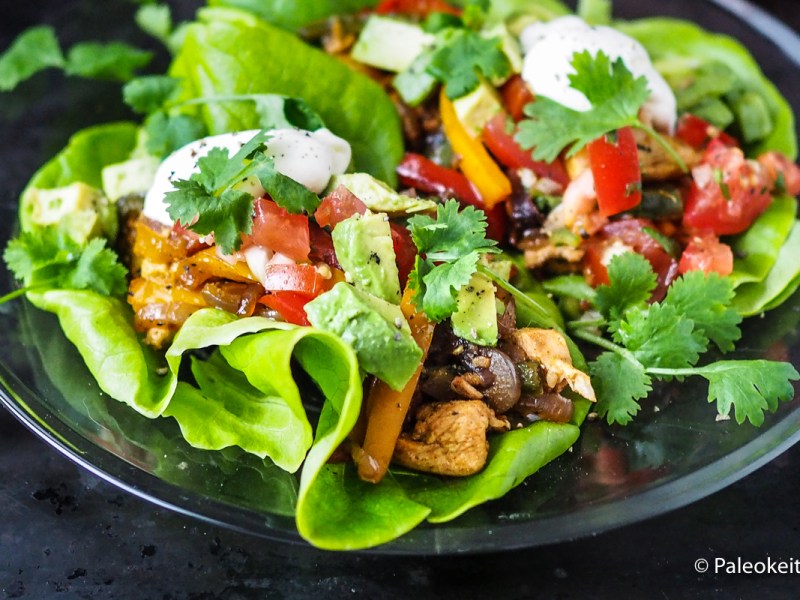 Kanafajitat ja tomaattisalsaa salaatinlehdeltä