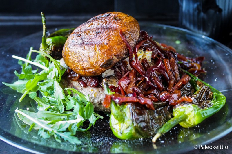 Lihaisa Portbelloburgeri karamellisoidulla punasipulilla ja sinihomejuustolla | paleokeittio.fi