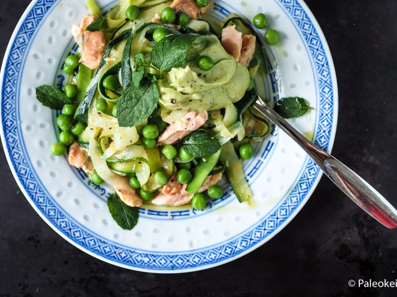 Sitruunainen kesäkurpitsa-lohipasta raikkaalla avokadokastikkeella