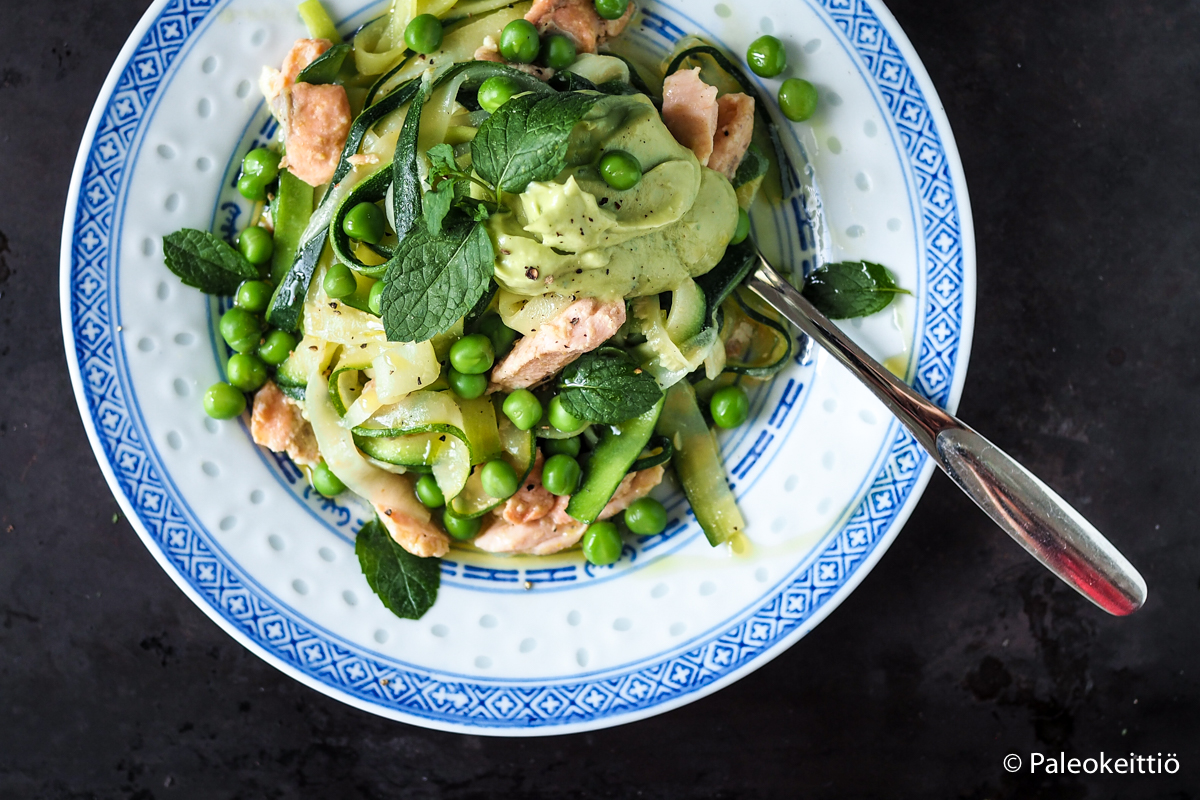 Sitruunainen kesäkurpitsa-lohipasta raikkaalla avokadokastikkeella