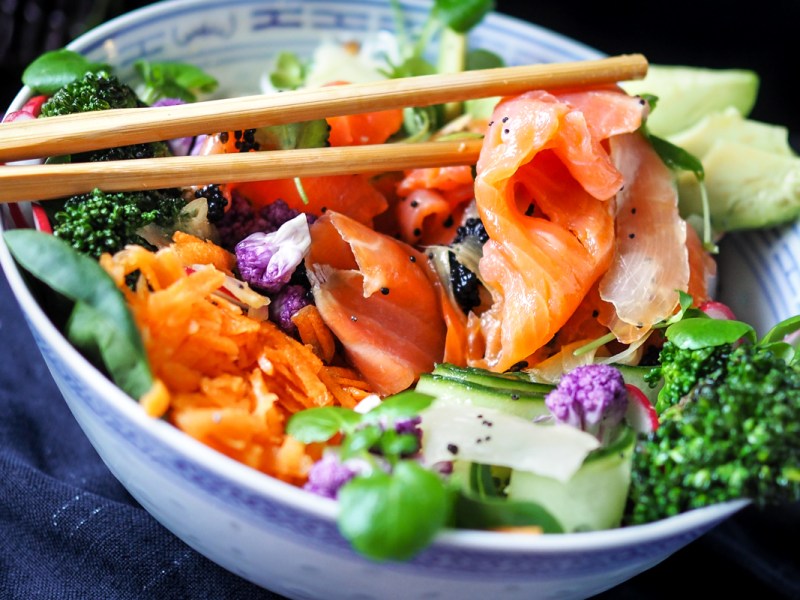 Kylmäsavulohen tähdittämä Paleo Buddha&nbsp;Bowl