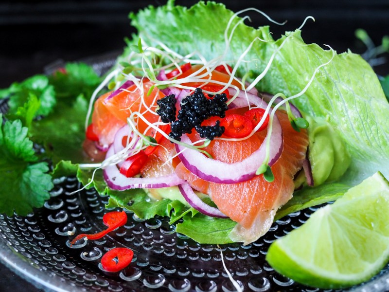 Kolme kalaisaa avokadotoastia