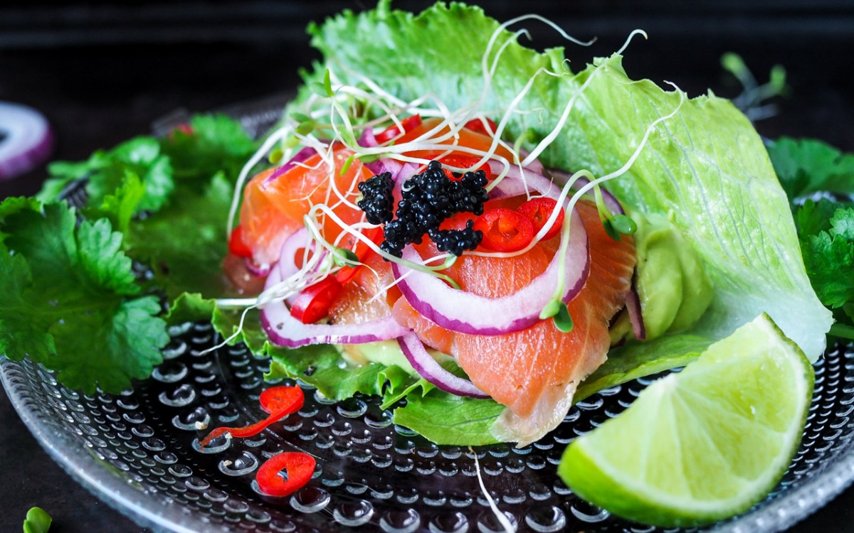 Kolme kalaisaa avokadotoastia