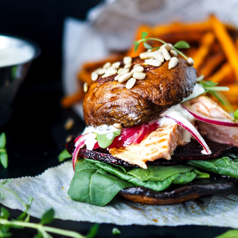 Syksyn paras burgeri: Portobello-savulohiburgeri sitruuna-timjamikastikkeella (G,&nbsp;M)