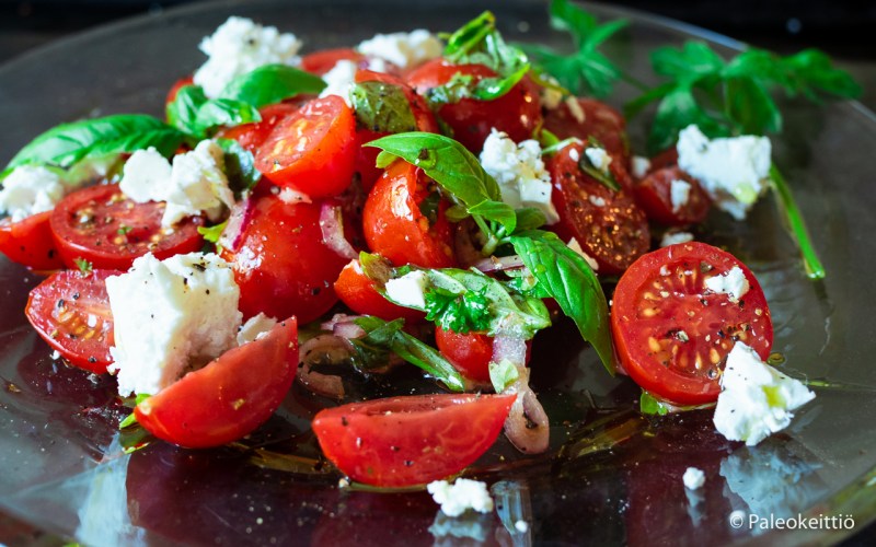 Italialaisittain ja tillillä maustetut tomaattisalaatit | paleokeittio.fi