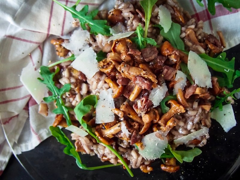 Syksyinen sienirisotto pekonilla ja punaviinillä – Täyttävää lohturuokaa&nbsp;(G)