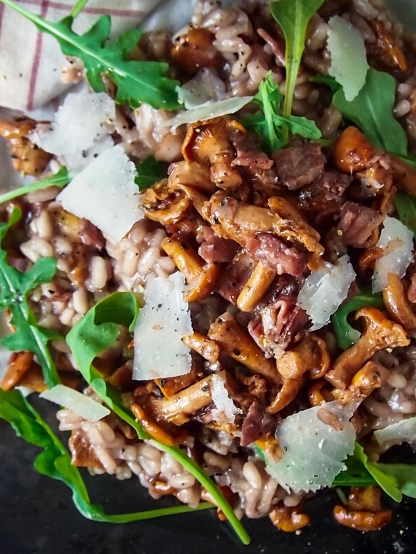 Syksyinen sienirisotto pekonilla ja punaviinillä – Täyttävää lohturuokaa&nbsp;(G)