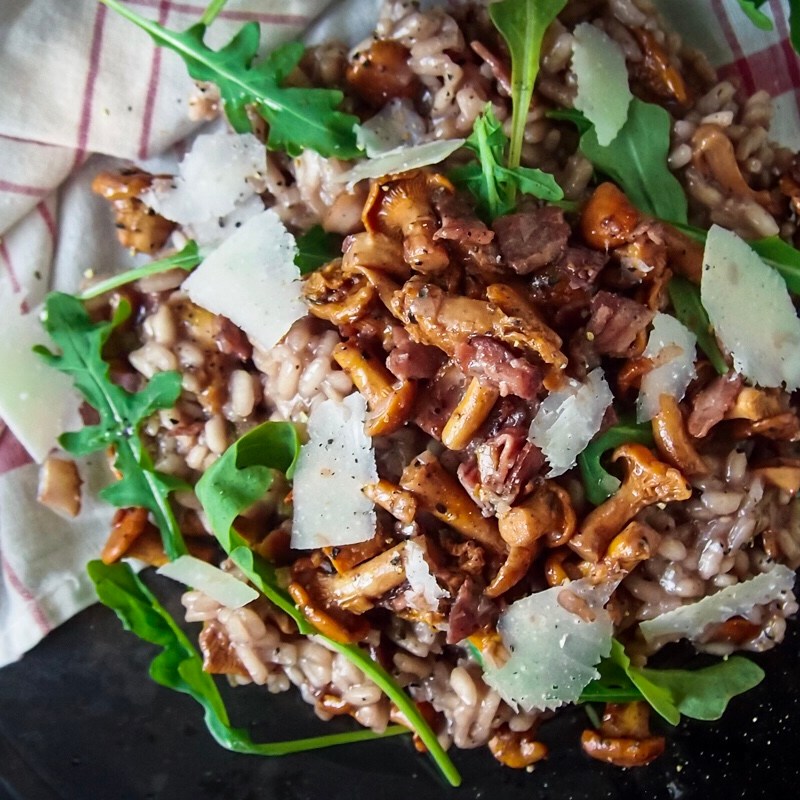 Syksyinen sienirisotto pekonilla ja punaviinillä – Täyttävää lohturuokaa&nbsp;(G)