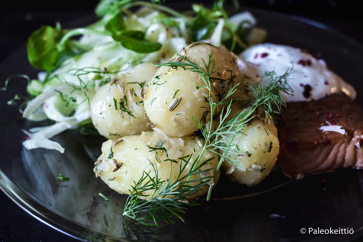 Fenkoliset kesäperunat savulohella