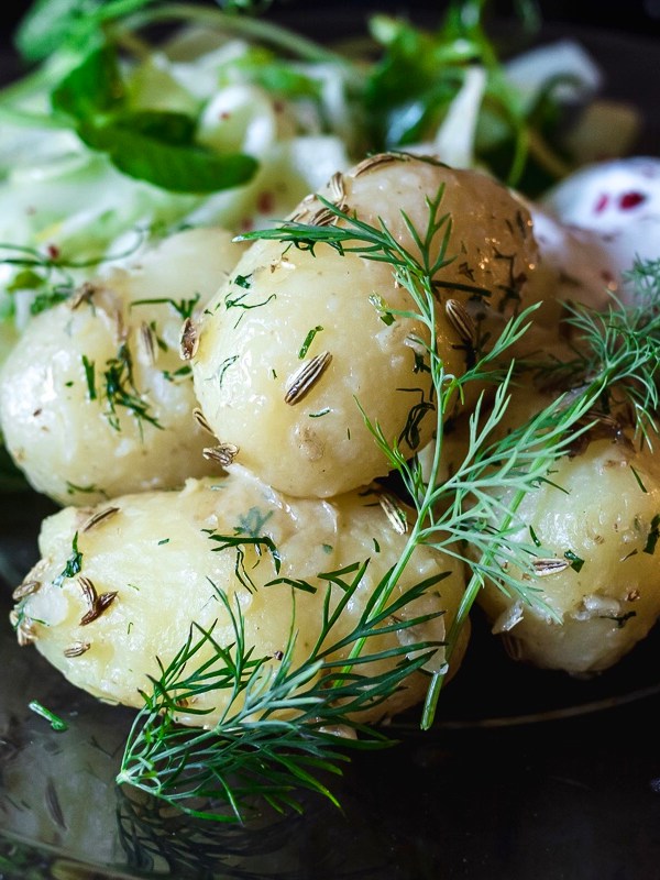 Fenkoliset kesäperunat savulohella & raikas fenkolisalaatti (G,&nbsp;M)