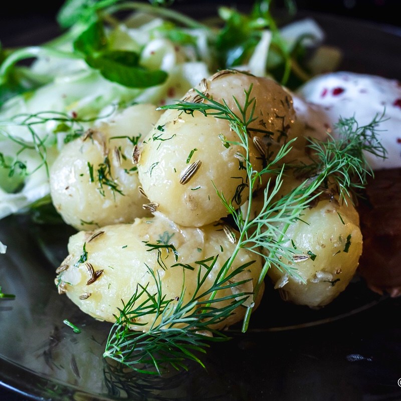 Fenkoliset kesäperunat savulohella & raikas fenkolisalaatti (G,&nbsp;M)