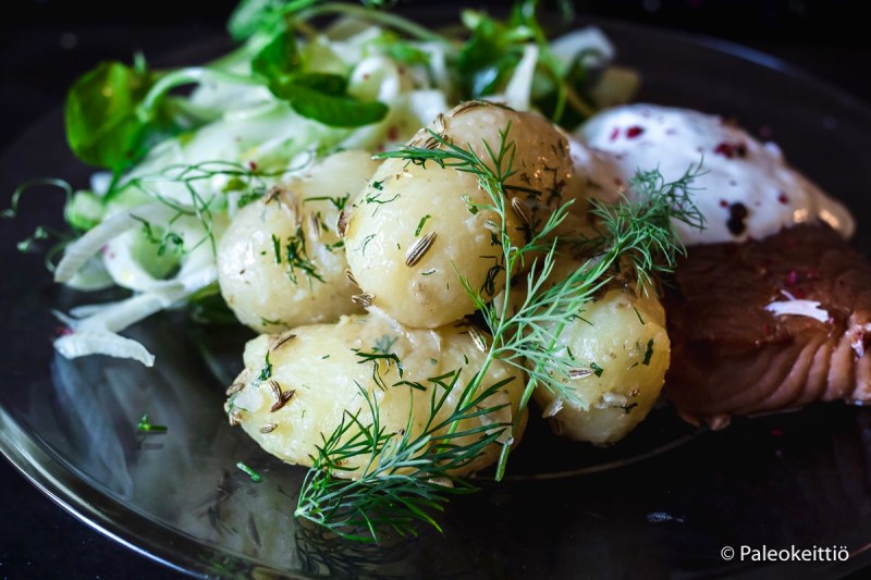Fenkoliset kesäperunat, fenkoli-kurkkusalaattia & savulohta | paleokeittio.fi