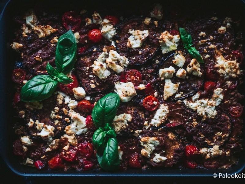 Kesäkurpitsalla kevennetty jauheliha-munakoisovuoka & minttu-tzatziki (G, M&nbsp;opt.)