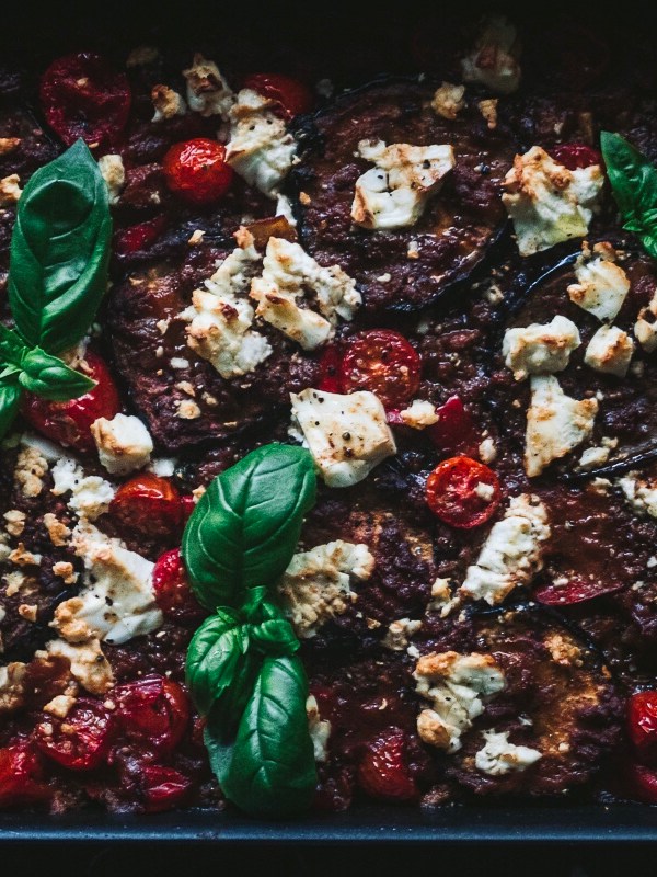 Kesäkurpitsalla kevennetty jauheliha-munakoisovuoka & minttu-tzatziki (G, M&nbsp;opt.)