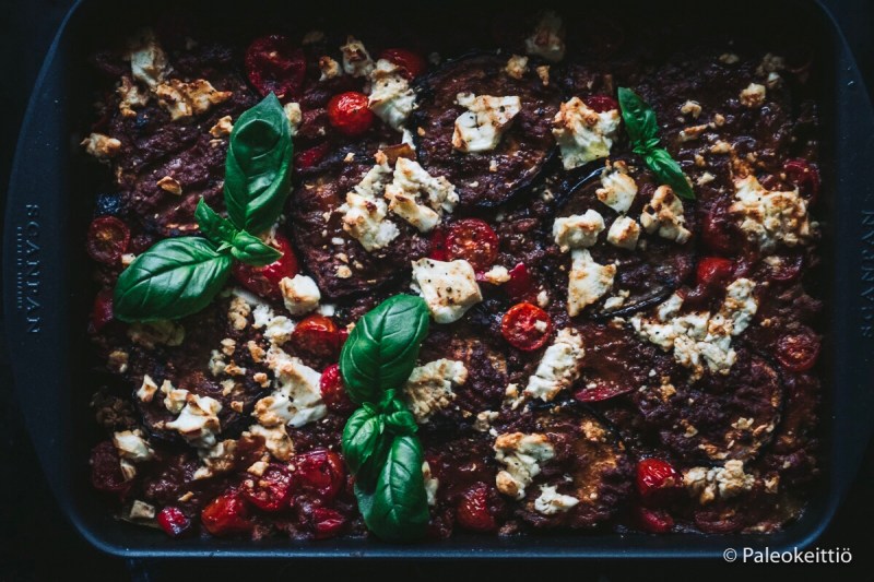 Kesäkurpitsalla kevennetty munakoisovuoka | paleokeittio.fi