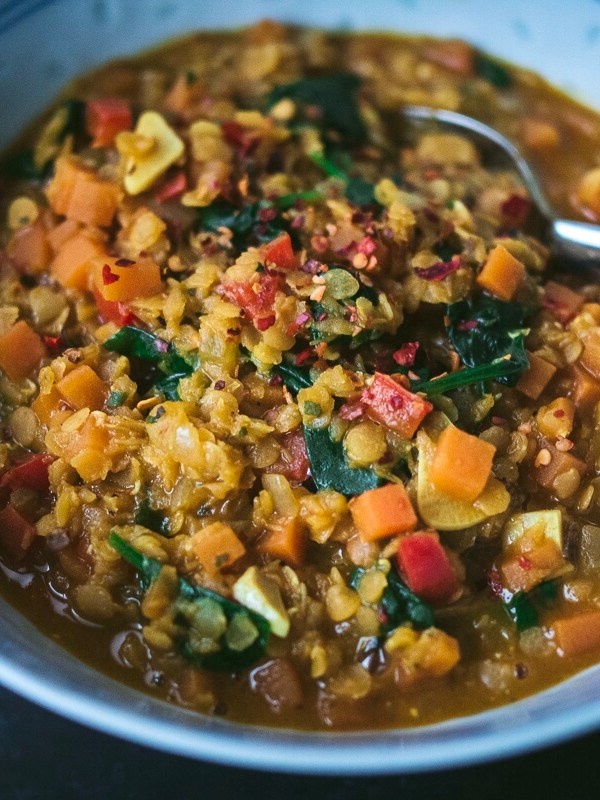 Arjen pikaruokaa – Intialaisittain maustettu punainen linssipata pinaatilla &&nbsp;paprikalla