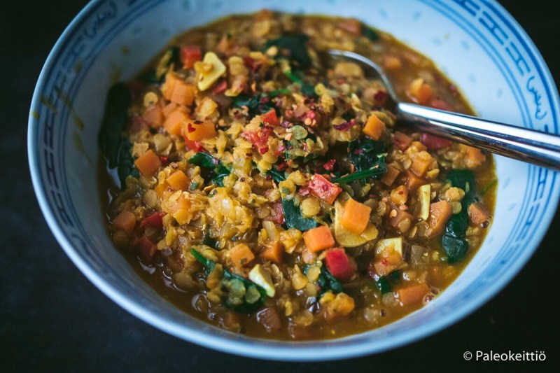 Intialaisittain maustettu punainen linssipata pinaatilla & paprikalla | paleokeittio.fi