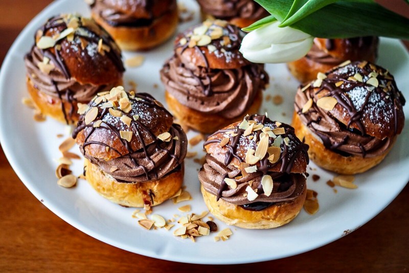 Laskiaispullat rommisella suklaatryffeli- ja kirsikkatäytteellä | paleokeittio.fi