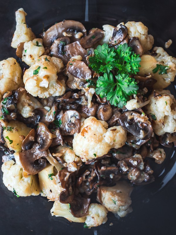 Valkosipulinen kukkakaali-herkkusienipaistos – Kasvisruokaa miehiseen&nbsp;makuun