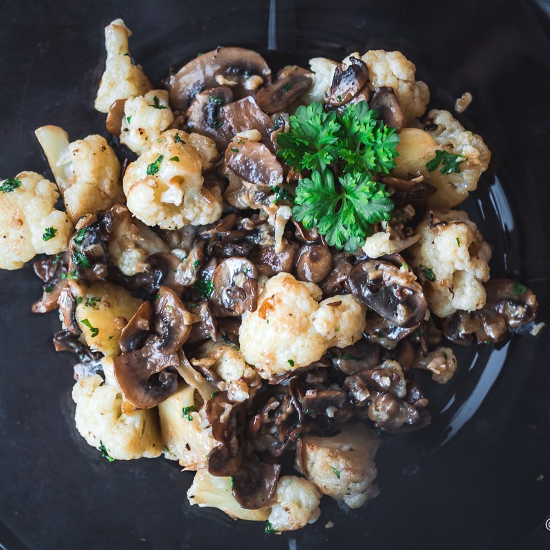 Valkosipulinen kukkakaali-herkkusienipaistos – Kasvisruokaa miehiseen&nbsp;makuun