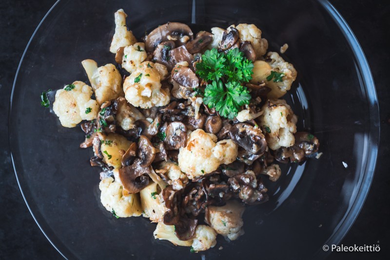 Valkosipulinen kukkakaali-herkkusienipaistos | paleokeittio.fi