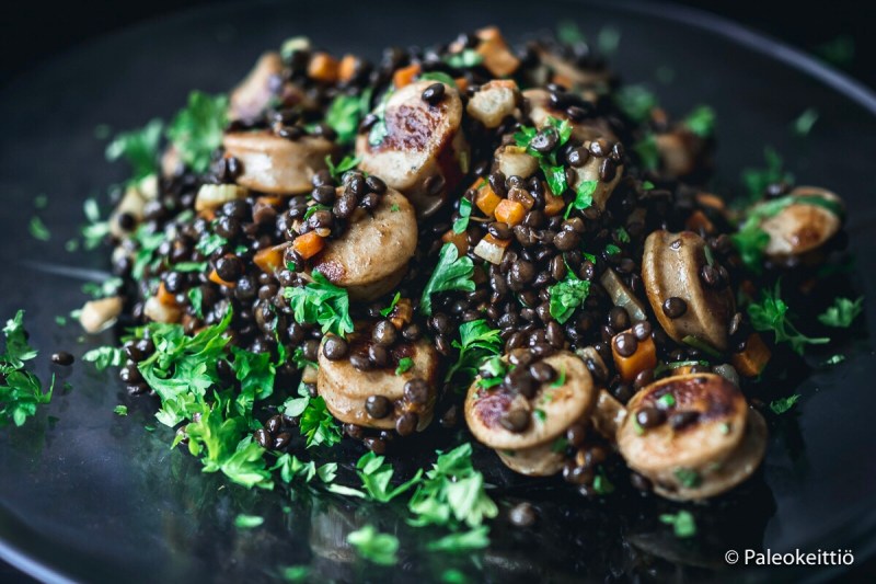 Lämmin linssi-makkarasalaatti | paleokeittio.fi